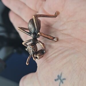 1 Metal Ant Sphere Stand